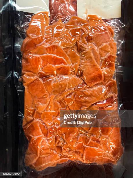 vacuum packed salmon - frozen fish fillets stockfoto's en -beelden