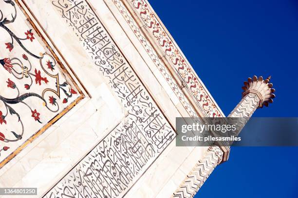 mughal minaret and intricate inlay of the taj mahal, yamuna river, uttar pradesh, india - marble tomb stock pictures, royalty-free photos & images