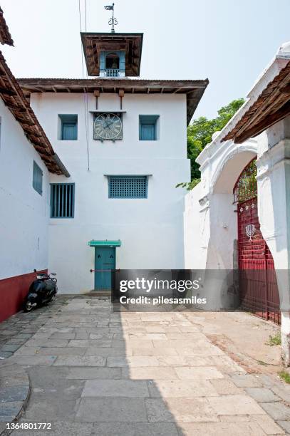 estrada que leva à sinagoga, jewtown, fort kochi, cochin, kerala, índia - laguna de kerala - fotografias e filmes do acervo