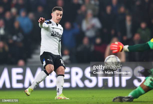 Tom Lawrence of Derby County scores their team's first goal during the Sky Bet Championship match between Derby County and Sheffield United at Pride...