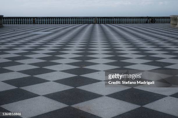 checkered floor of the balustrade square - ballustrade stockfoto's en -beelden