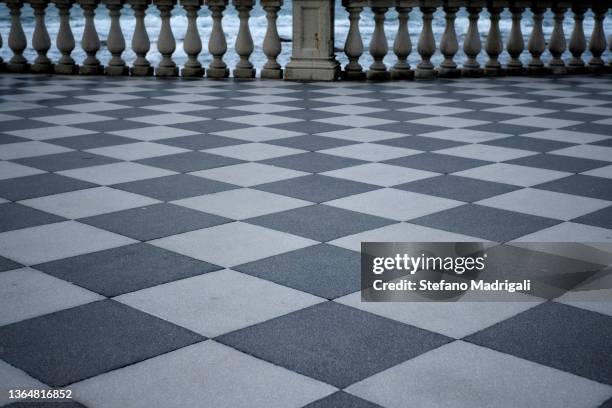 square with checkered floor and balcony overlooking the sea - échiquier photos et images de collection