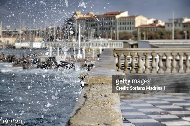 splashes of water and drops on the wall of the terrace by the sea - toscana livorno stock pictures, royalty-free photos & images