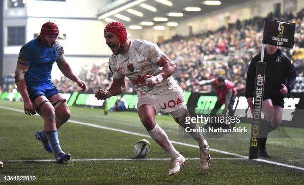 Gabin Villière of RC Toulon celebrates after he scores a try during the EPCR Challenge Cup match between Worcester Warriors and RC Toulon at Sixways...