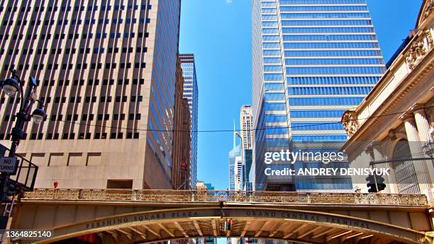 42nd street and summit one vanderbilt - gipfeltreffen stock-fotos und bilder