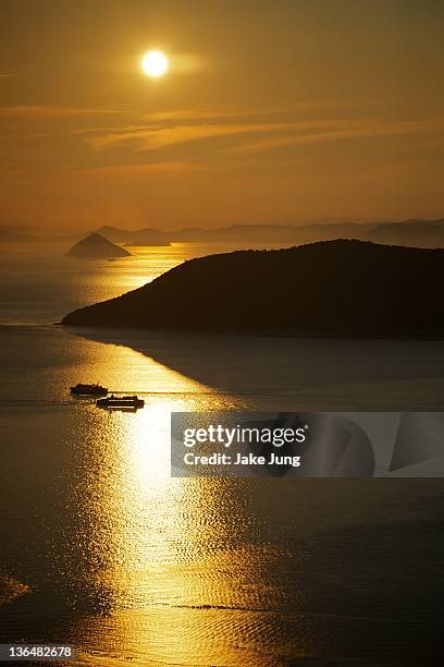 ships pass each other as sunset - 高松市 ストックフォトと画像