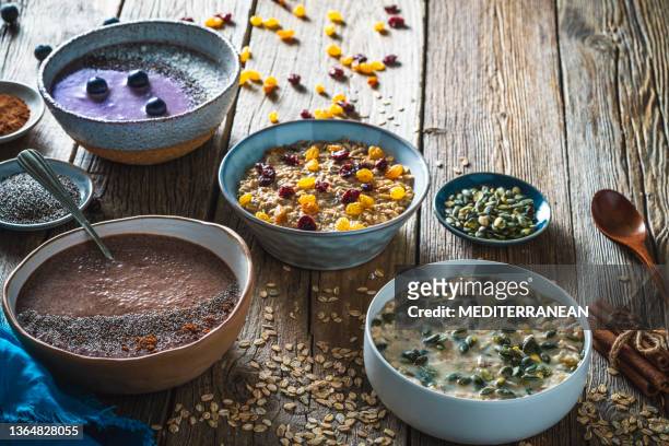 tazones de desayuno veganos surtidos como avena durante la noche, chía de chocolate - dieta a base de plantas fotografías e imágenes de stock