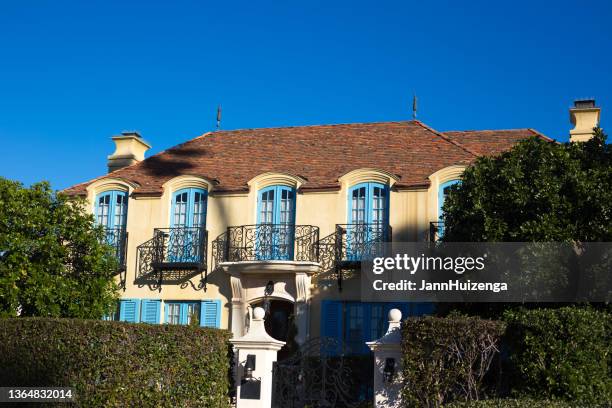 la jolla style: luxurious home facade with lush garden - san diego homes stock pictures, royalty-free photos & images