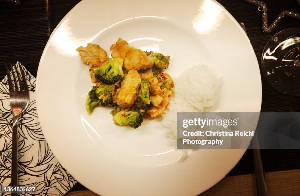 gourmet organic chicken with brokkoli and honey - brokkoli fotografías e imágenes de stock