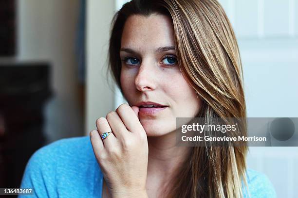 young woman holding hand up to mouth - opal photos et images de collection