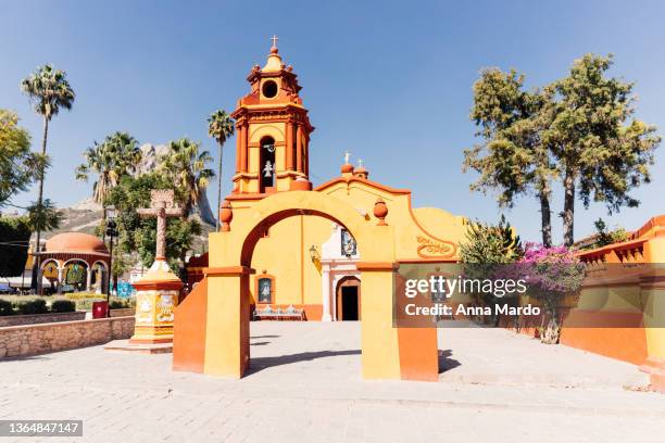 yellow church in bernal. - bundesstaat queretaro stock-fotos und bilder