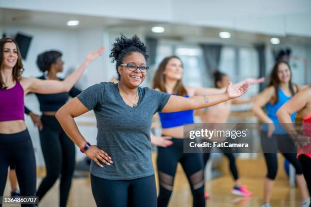 dancing for fitness - zumba fitness stockfoto's en -beelden