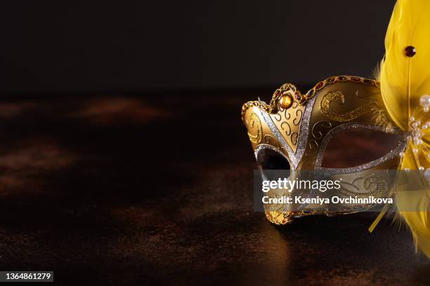golden carnival venetian mask, ideal for costume parties - máscara-para-fiestas fotografías e imágenes de stock