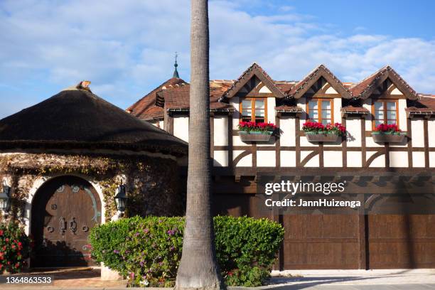 la jolla, ca: casa luxuosa gabled em estilo alsaciano timbered - empena - fotografias e filmes do acervo