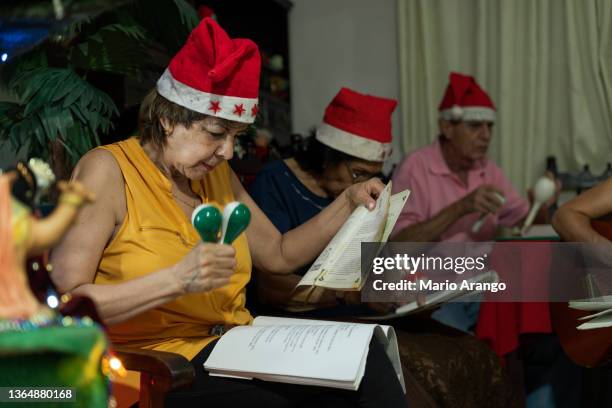 familia de nietos y abuelos cantando villancicos durante las novenas - villancicos fotografías e imágenes de stock