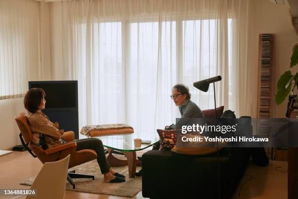 couple relaxing in their living room at home during  holidays. - zwangsurlaub stock-fotos und bilder