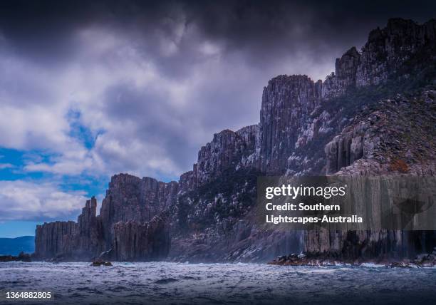 the rugged and awesome tasman peninsula, southern tasmania - rotskust stockfoto's en -beelden