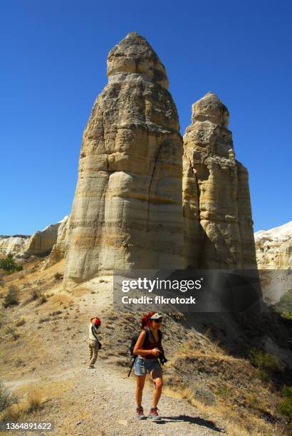 touristen wandern und fotografieren im love valley in göreme, kappadokien. - göreme stock-fotos und bilder