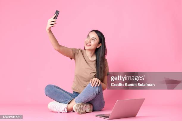 studio shot of young woman taking selfie - selfie woman bildbanksfoton och bilder