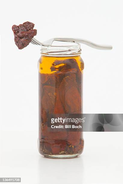 sun-dried tomatoes in a jar - sonnengetrocknete tomate stock-fotos und bilder
