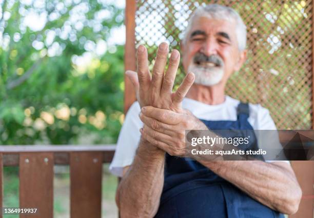 arthritis pain - agony in the garden stockfoto's en -beelden