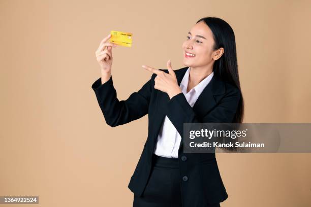 portrait of young woman holding credit card - thinking of you card - fotografias e filmes do acervo