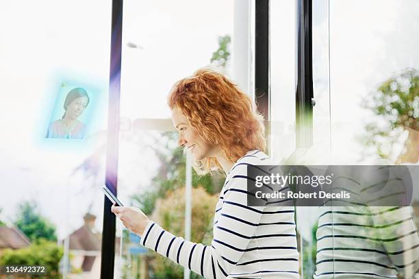 woman chatting to friend on smart phone - newfriendship stock pictures, royalty-free photos & images