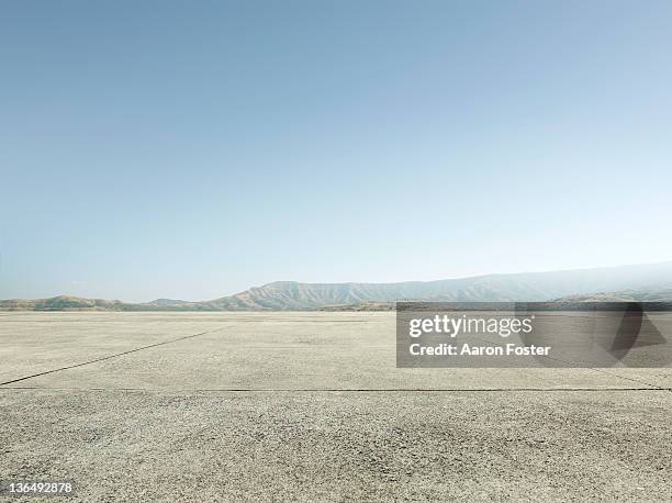 empty concrete background - horizon over land - fotografias e filmes do acervo