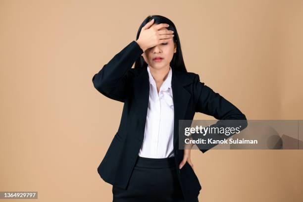 workstress business woman holding head - hålla huvudet i händerna bildbanksfoton och bilder