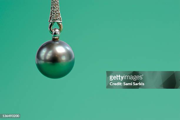 black pearl necklace, close-up - perla negra fotografías e imágenes de stock