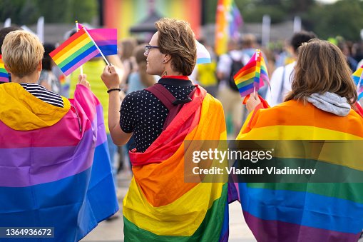 Gruppe von Menschen, die den Pride-Monat auf einem Pride-Event feiern Gruppe von Menschen, die den Pride-Monat auf einem Pride-Event feiern
