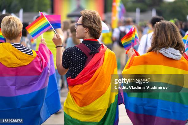 gruppo di persone che celebrano il mese dell'orgoglio in un evento pride - orgoglio foto e immagini stock