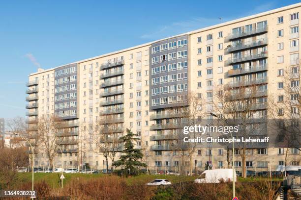 residential buildings in paris - council housing stock-fotos und bilder