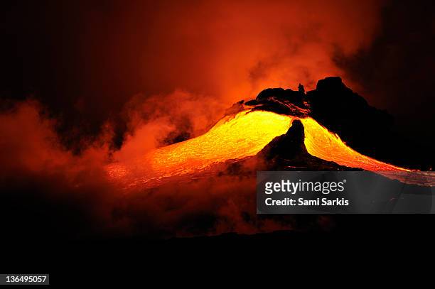 river of molten lava flowing to the sea - vulcão kilauea - fotografias e filmes do acervo