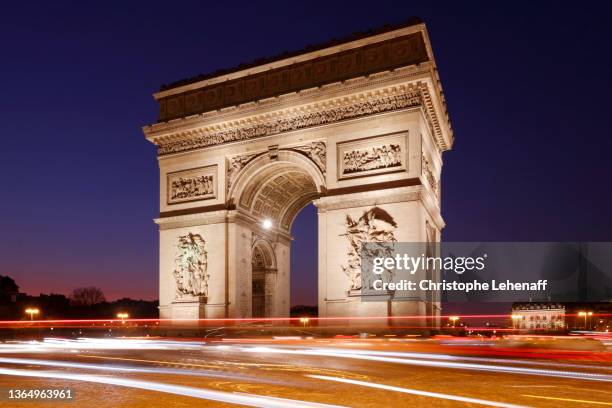 the arc de triomphe, by night, paris - arc de triomphe paris stock pictures, royalty-free photos & images