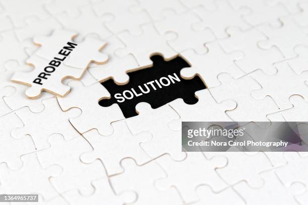 problem and solution text on jigsaw puzzle - problem photos et images de collection