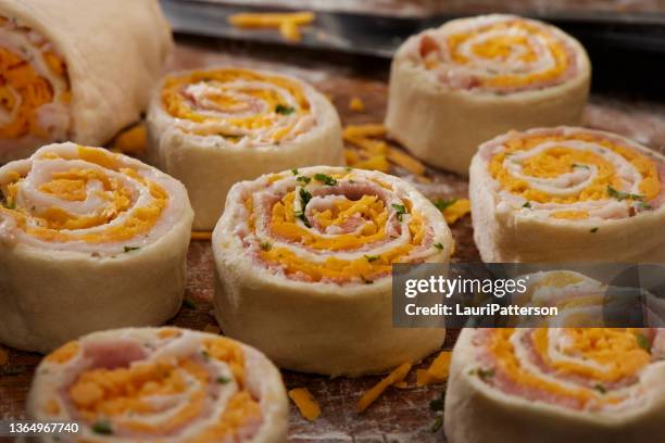 zubereitung von schinken-käse-windrädern - blätterteig stock-fotos und bilder