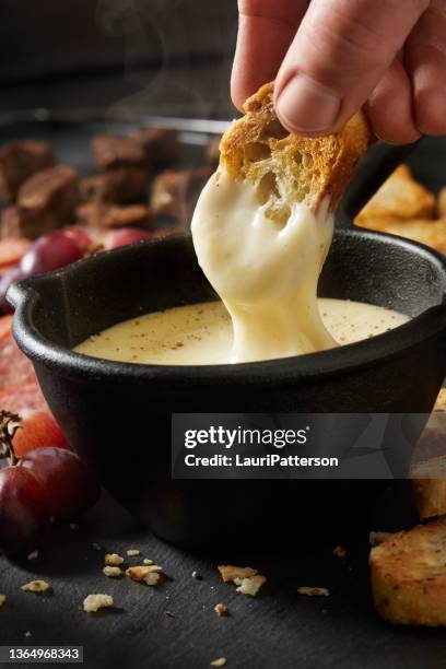 con la fonduta di formaggio con pane francese - melting pot foto e immagini stock