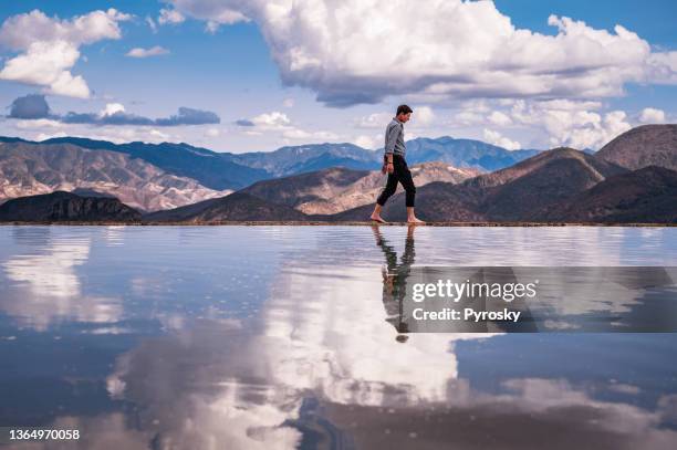 メキシコ・オアハカ州ヒールヴェ・エル・アクアのほとりを歩く男性 - 反射用池 ストックフォトと画像