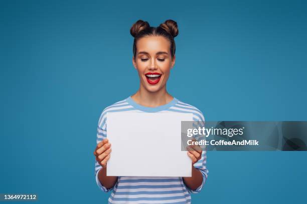 schöne frau holding plakat - frau mit plakat stock-fotos und bilder