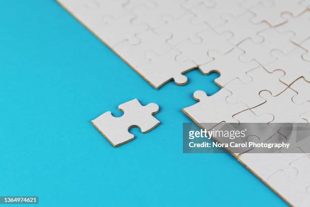 missing jigsaw puzzle on blue background - 不完整 個照片及圖片檔