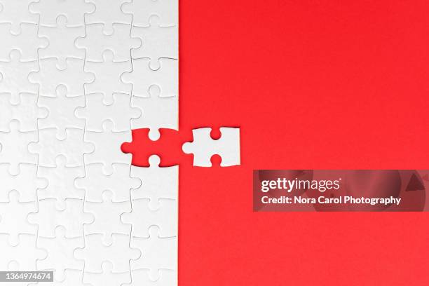 final piece of puzzle - puzzle stock-fotos und bilder