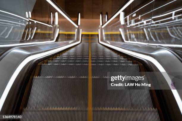 escalators - escalator photos et images de collection