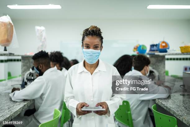 School Lab Mask School Computer Lab Mask Photos and Premium High Res Pictures - Getty ...