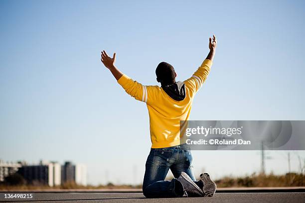 Kneeling Rear View Fotografías e imágenes de stock - Getty Images