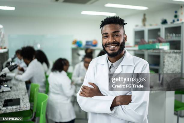 porträt eines glücklichen schülers im labor - science lab school stock-fotos und bilder
