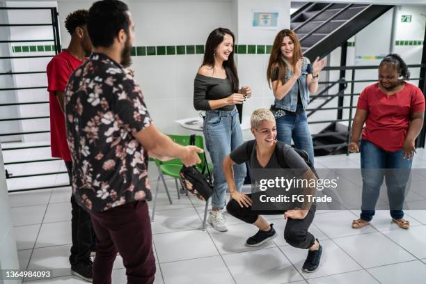 group of friends dancing at school's patio - campus party stockfoto's en -beelden