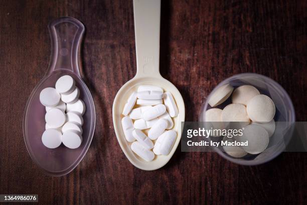 pills representing the dangers of drug interaction and self-medication - e health stock-fotos und bilder