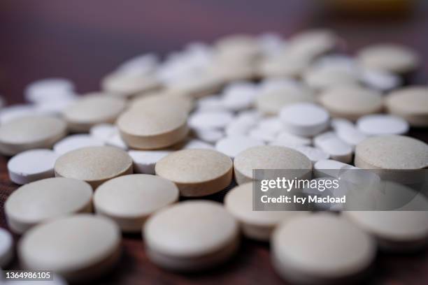 close-up of pills representing the dangers of drug interaction and self-medication - mdma 個照片及圖片檔