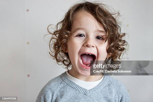 portrait of boy with curly brown hair - 2 3 anni foto e immagini stock